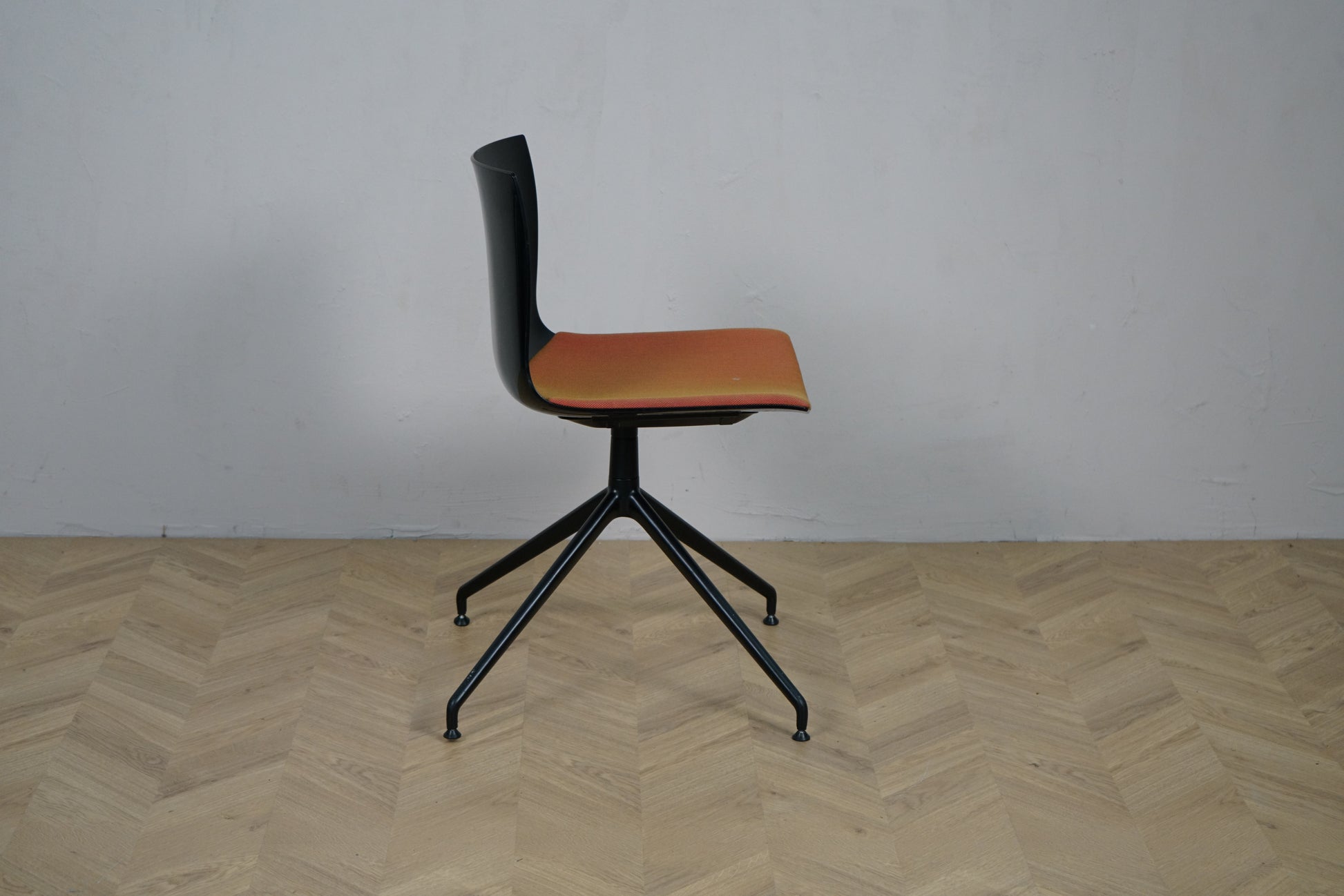 Arper Catifa 46 konferencestol set fra siden med sort drejestel i aluminium