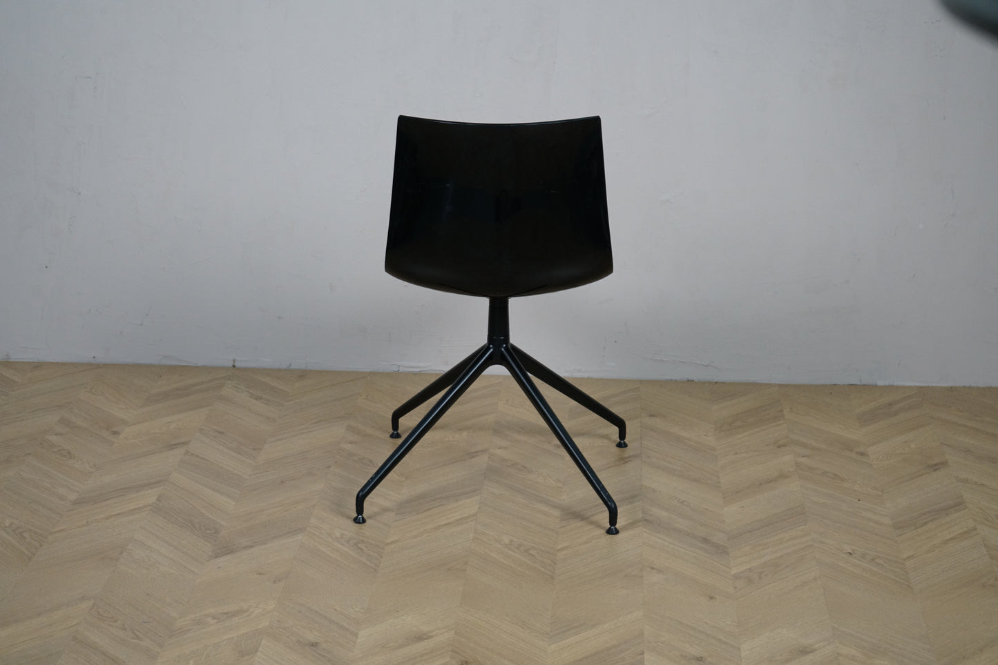 Arper Catifa 46 konferencestol set bagfra med rød polstring