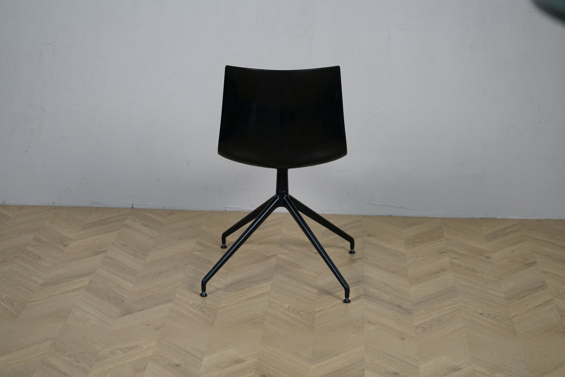 Arper Catifa 46 konferencestol set bagfra med rød polstring