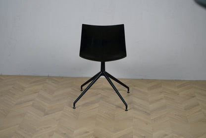 Arper Catifa 46 konferencestol set bagfra med rød polstring