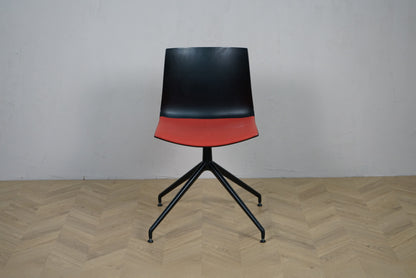 Arper Catifa 46 konferencestol set forfra med rød polstring og sort aluminium drejestel