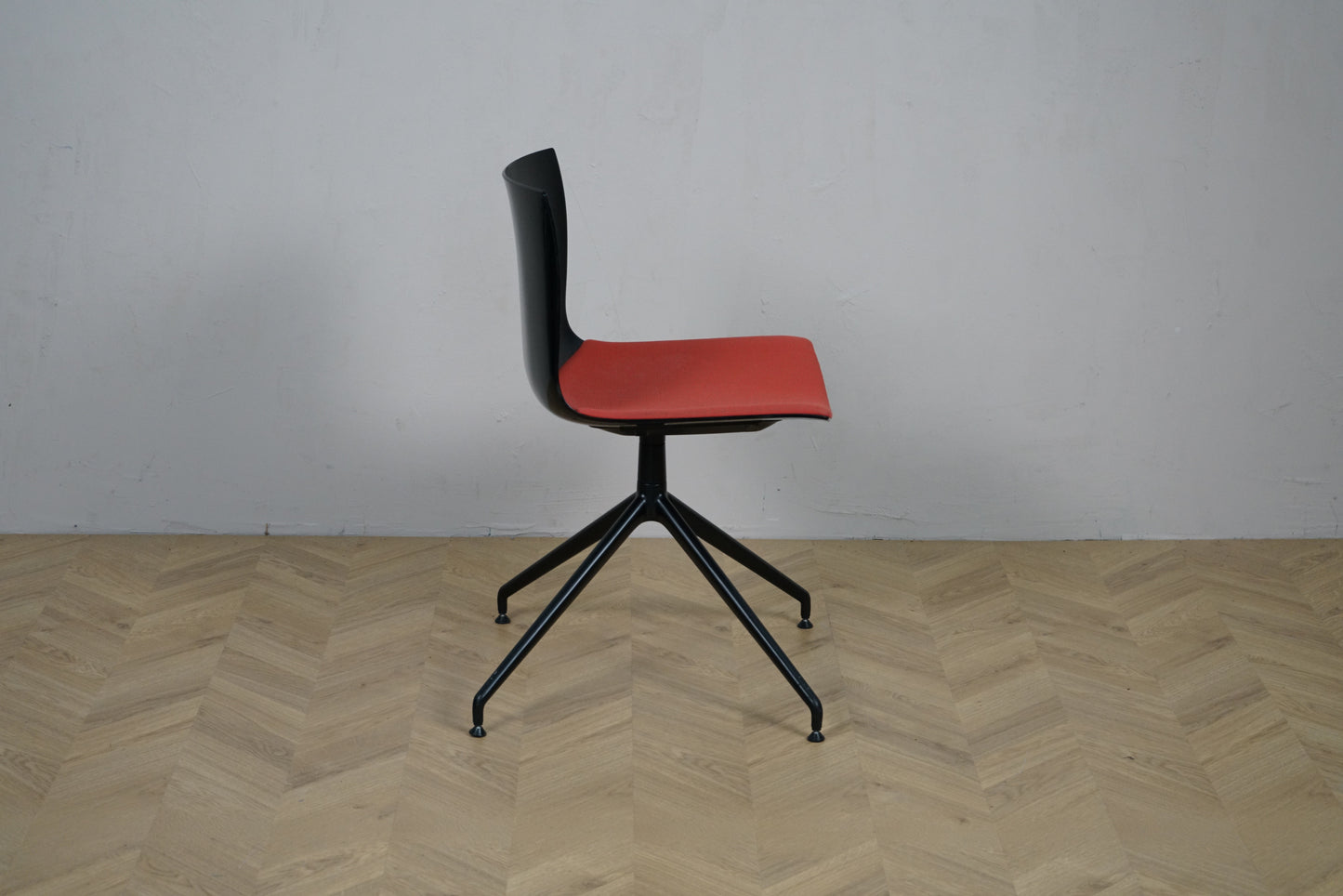 Arper Catifa 46 konferencestol set fra siden med sort drejestel i aluminium