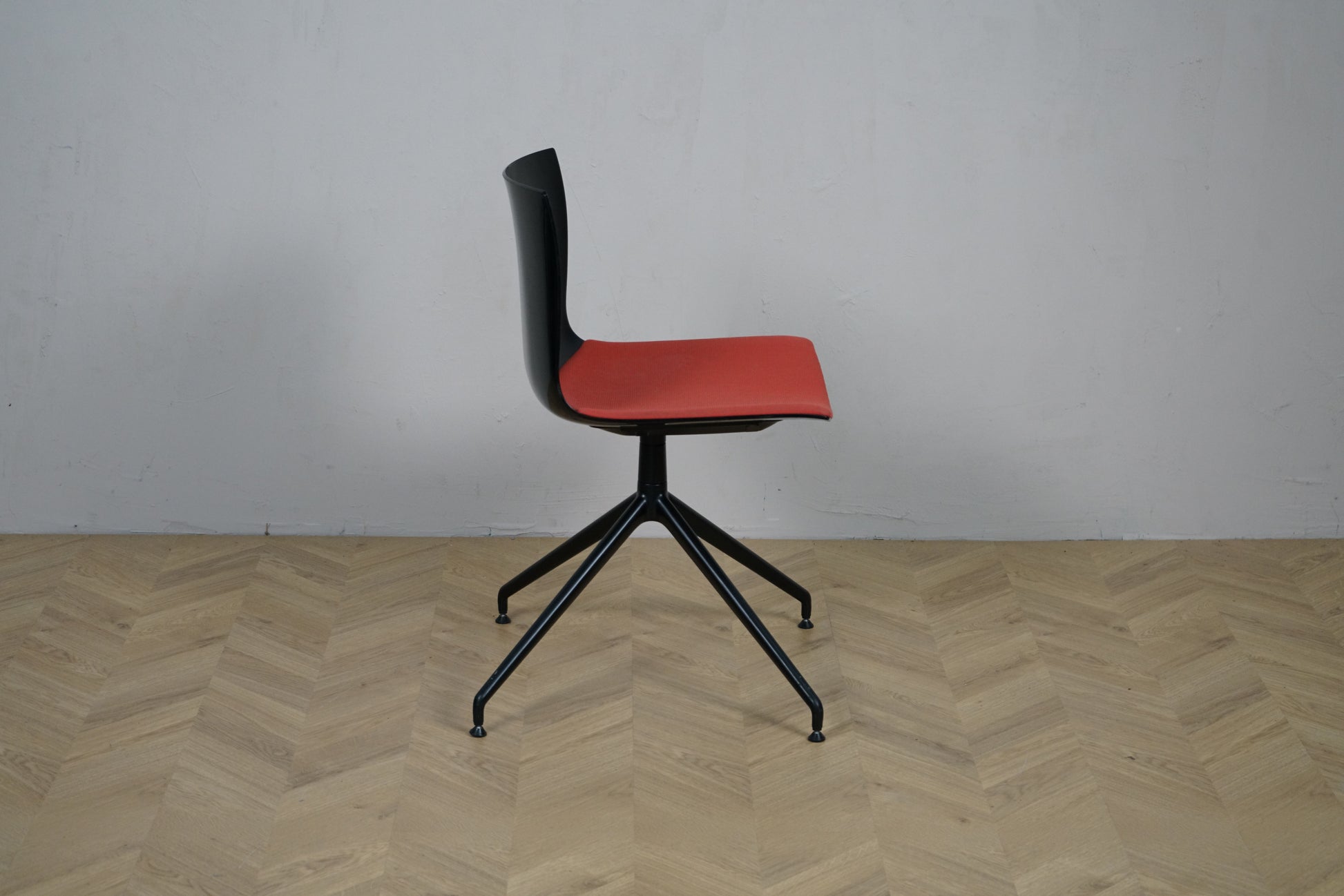 Arper Catifa 46 konferencestol set fra siden med sort drejestel i aluminium