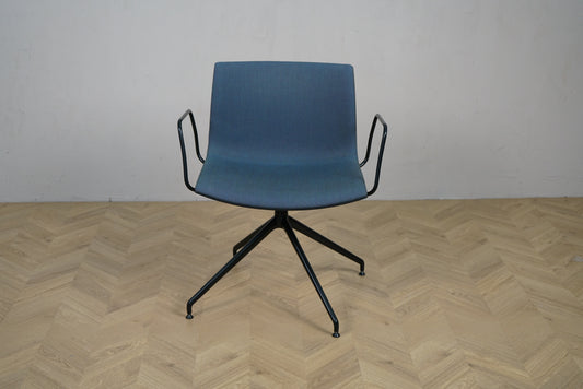 Arper Catifa 46 loungestol set forfra med blå polstring, sorte armlæn og sort drejestel