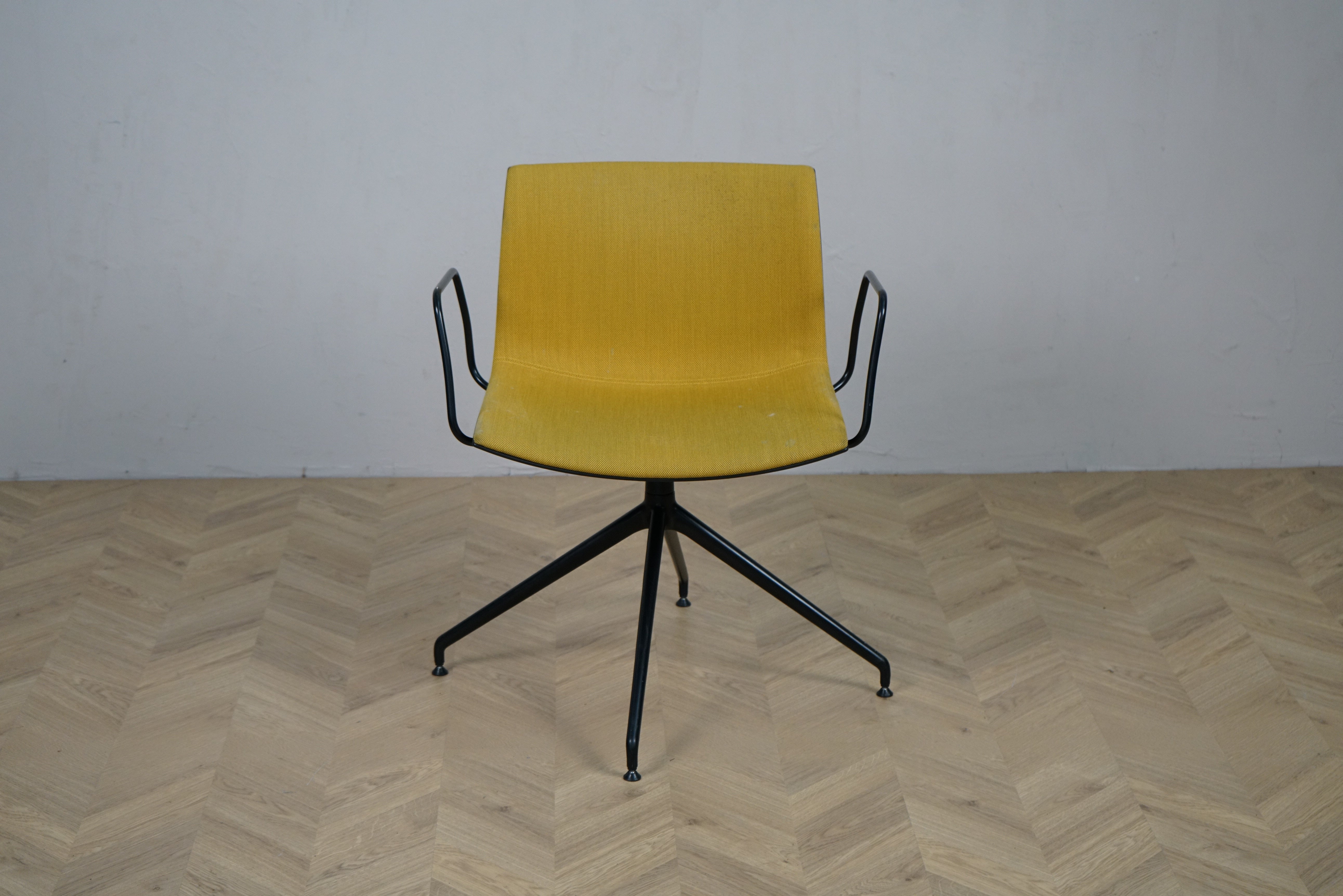 Arper Catifa 46 loungestol set forfra med gul polstring, sorte armlæn og sort drejestel