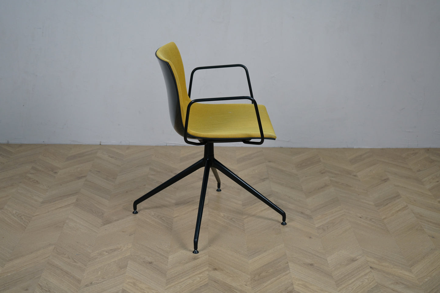 Arper Catifa 46 loungestol set fra siden med sort aluminium drejestel