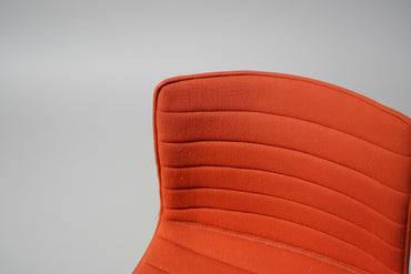 Close-up af orange polstring på Arper Catifa 46 loungestol