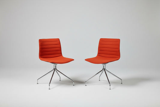 Arper Catifa 46 loungestol med orange polstring og krom drejestel set forfra
