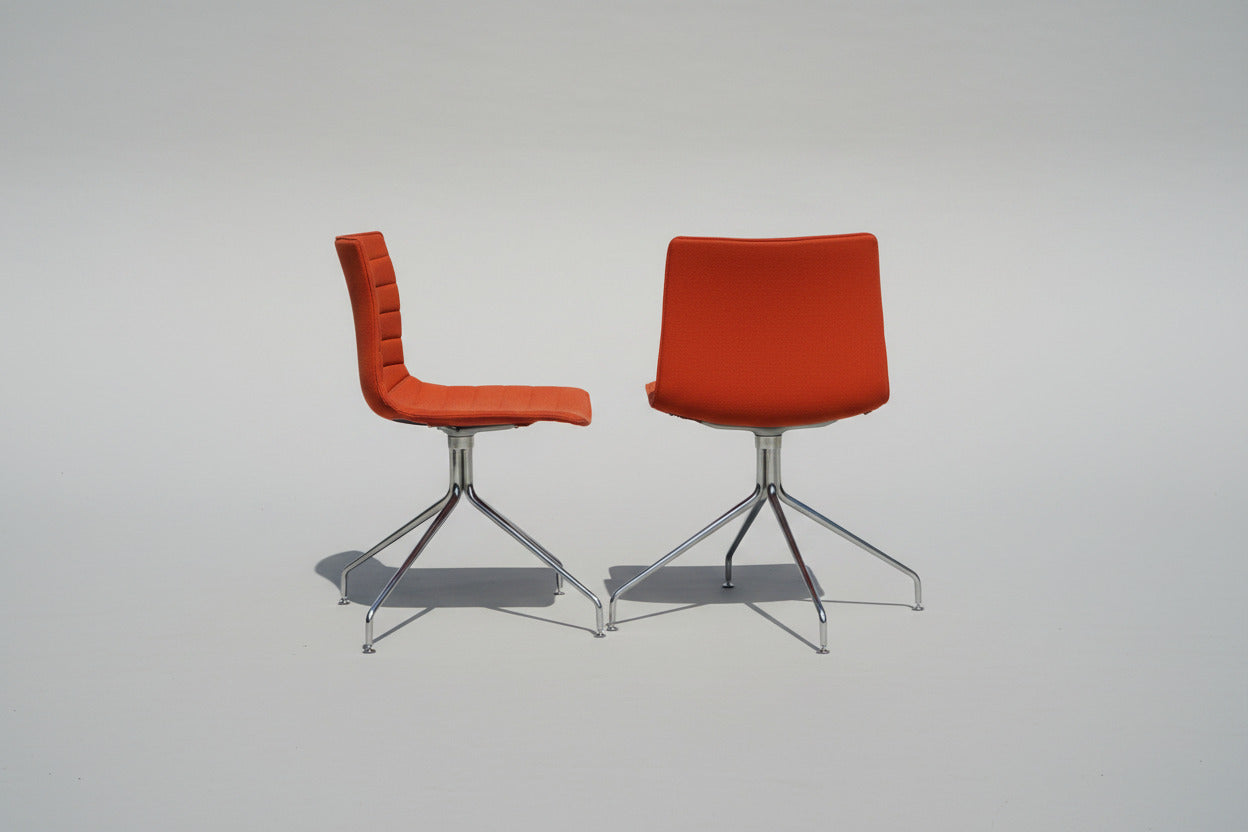 Arper Catifa 46 loungestol med orange polstring og krom drejestel set fra siden