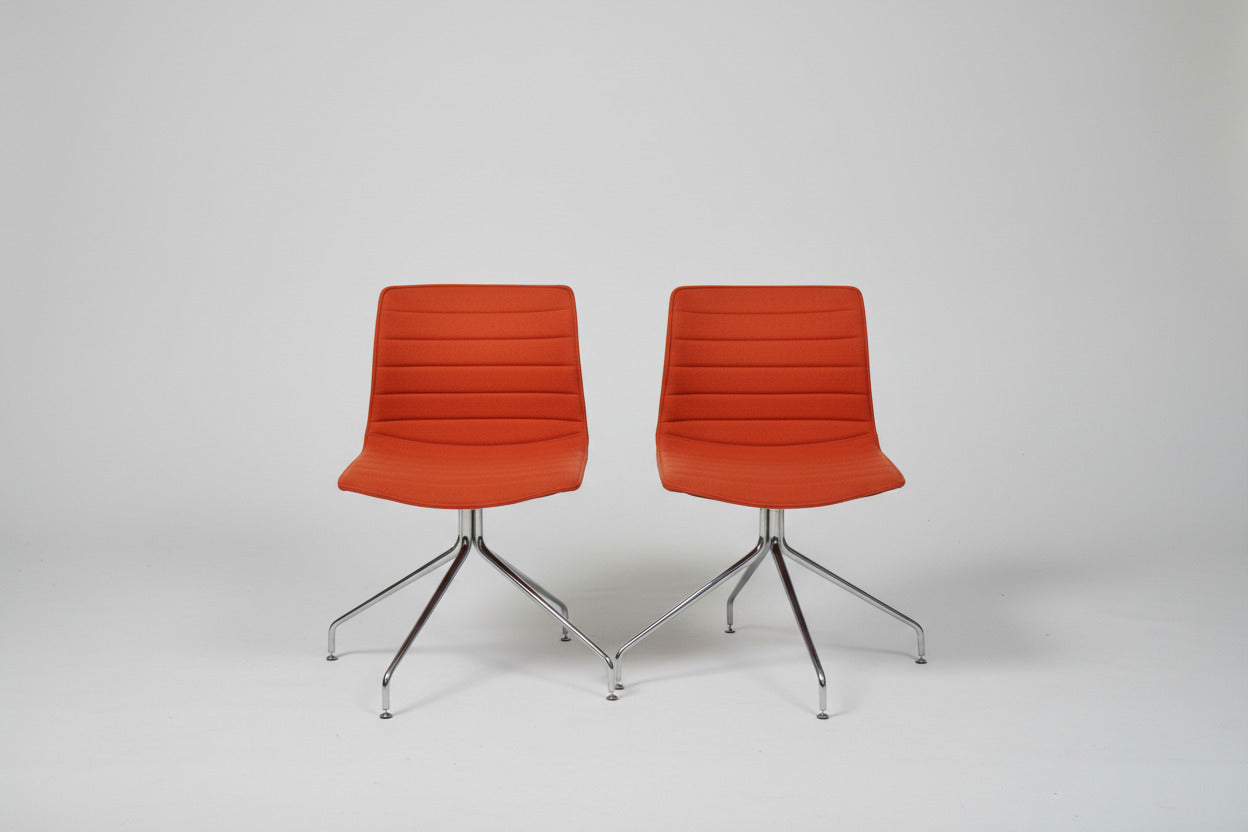 Arper Catifa 46 loungestol i orange med krom drejestel