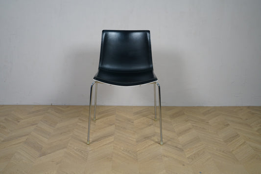 Arper Catifa 46 mødestol set forfra med sort skind, hvid bagside og krom stel