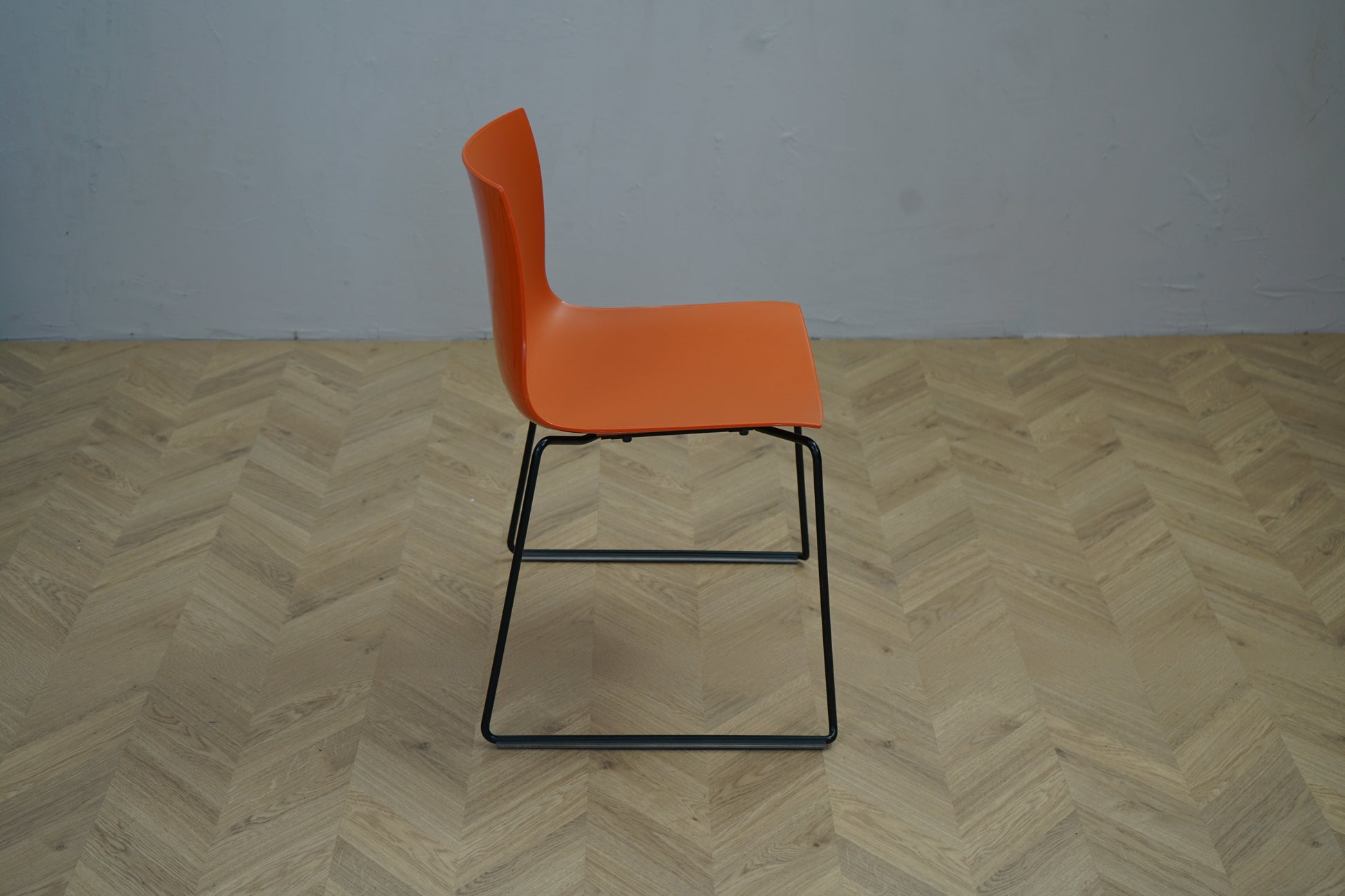 Arper Catifa 46 stol i orange med sorte ben set fra siden – elegant stabelbar konferencestol