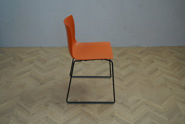 Arper Catifa 46 stol i orange med sorte ben set fra siden – elegant stabelbar konferencestol