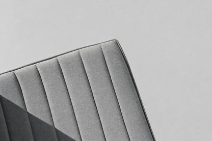 Close up af Arper Catifa 53 designerstol med grå kanalpolstring og kromstel