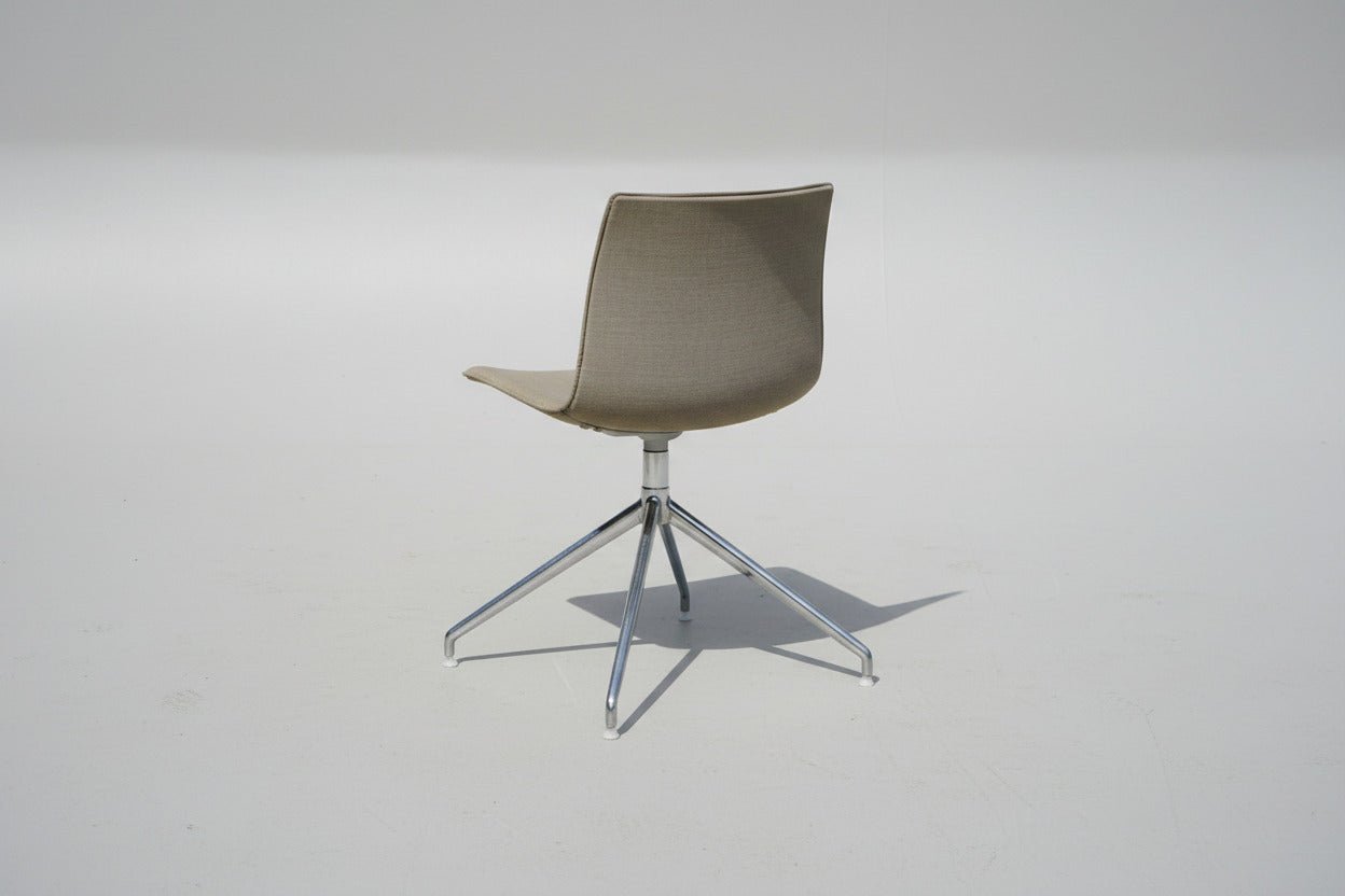 Arper Catifa 53 loungestol med beige polstring og krom stel set bagfra