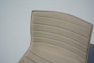 Close up af beige polstring på Arper Catifa 53 loungestol