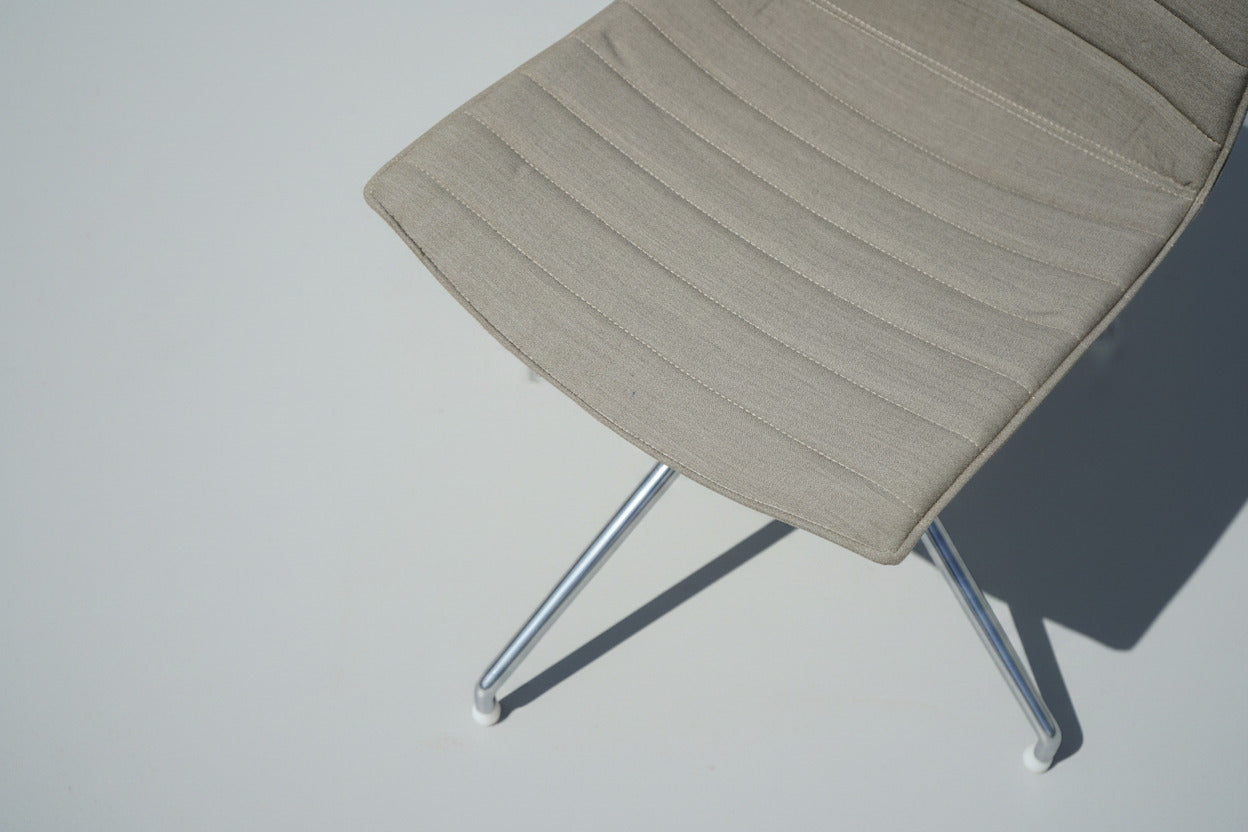 Arper Catifa 53 loungestol med beige polstring set tæt på ovenfra