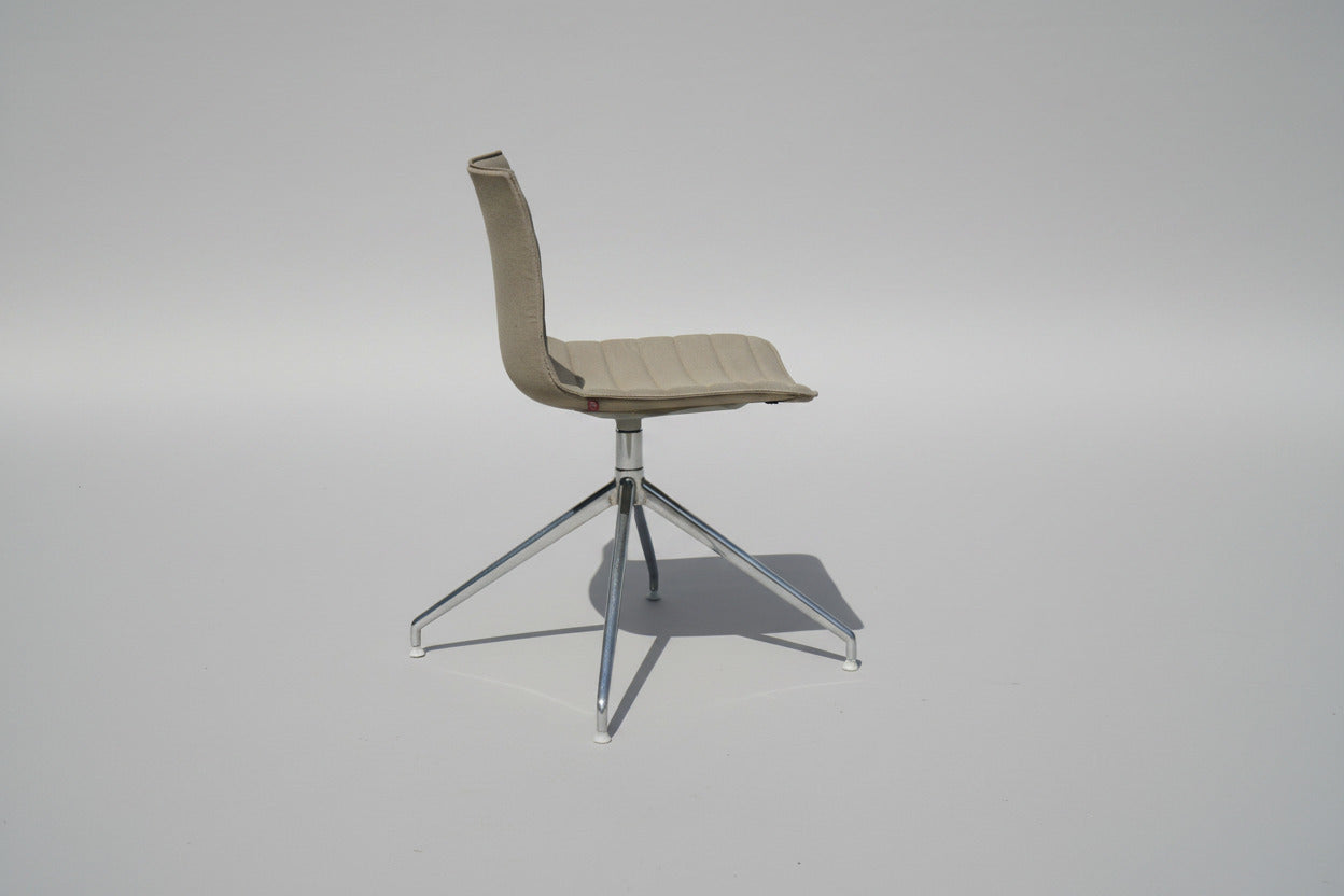 Arper Catifa 53 beige loungestol med krom drejestel set fra siden