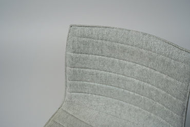 Close-up af Arper Catifa 53 loungestol med grå polstring og krom drejestel
