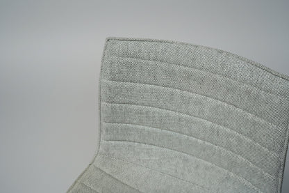 Close-up af Arper Catifa 53 loungestol med grå polstring og krom drejestel