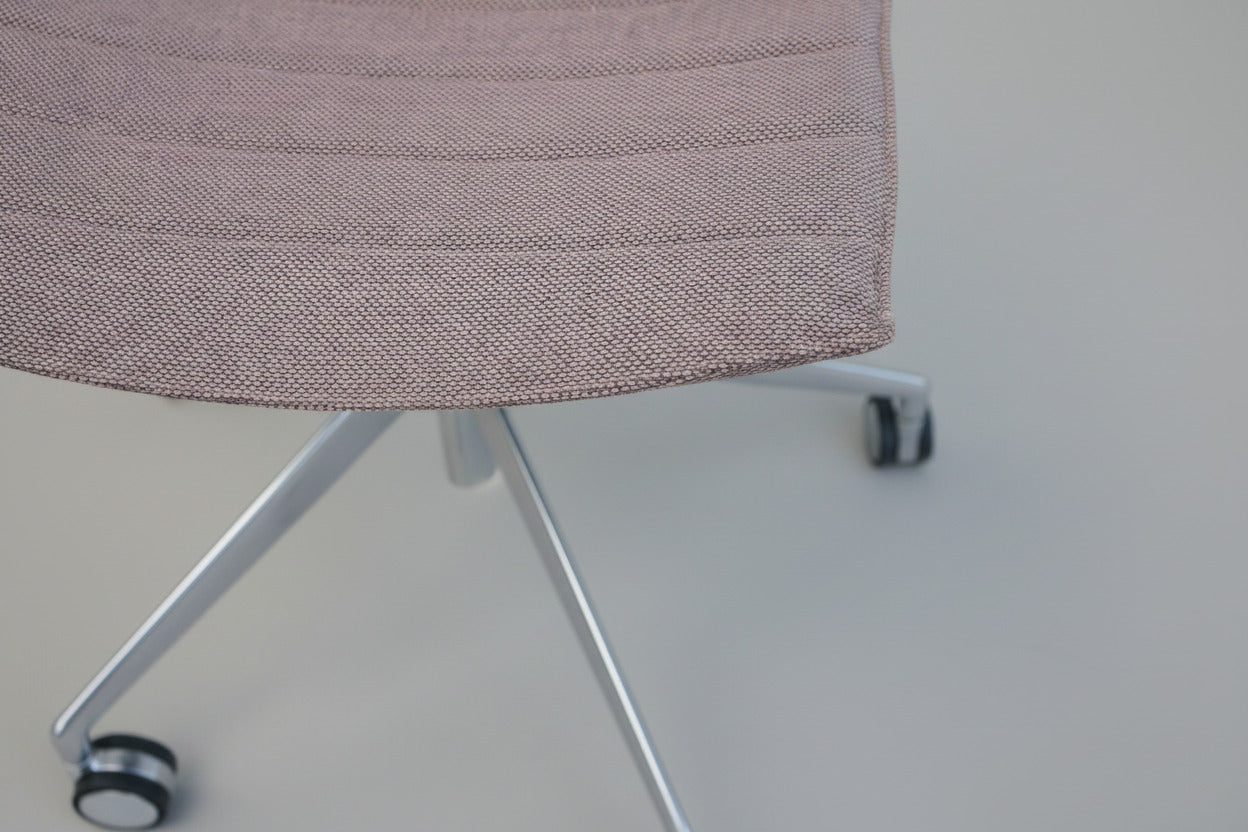Close up af Arper Catifa 53 mødestol med rosa betræk og poleret aluminiumstel