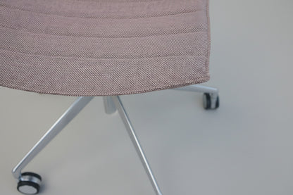 Close up af Arper Catifa 53 mødestol med rosa betræk og poleret aluminiumstel