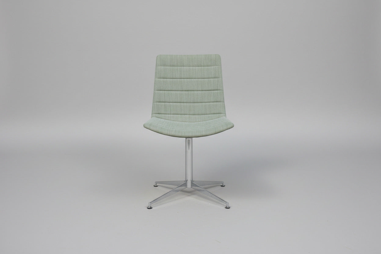 Arper Catifa loungestol med lysegrøn fuldpolstring og krom drejestel set forfra