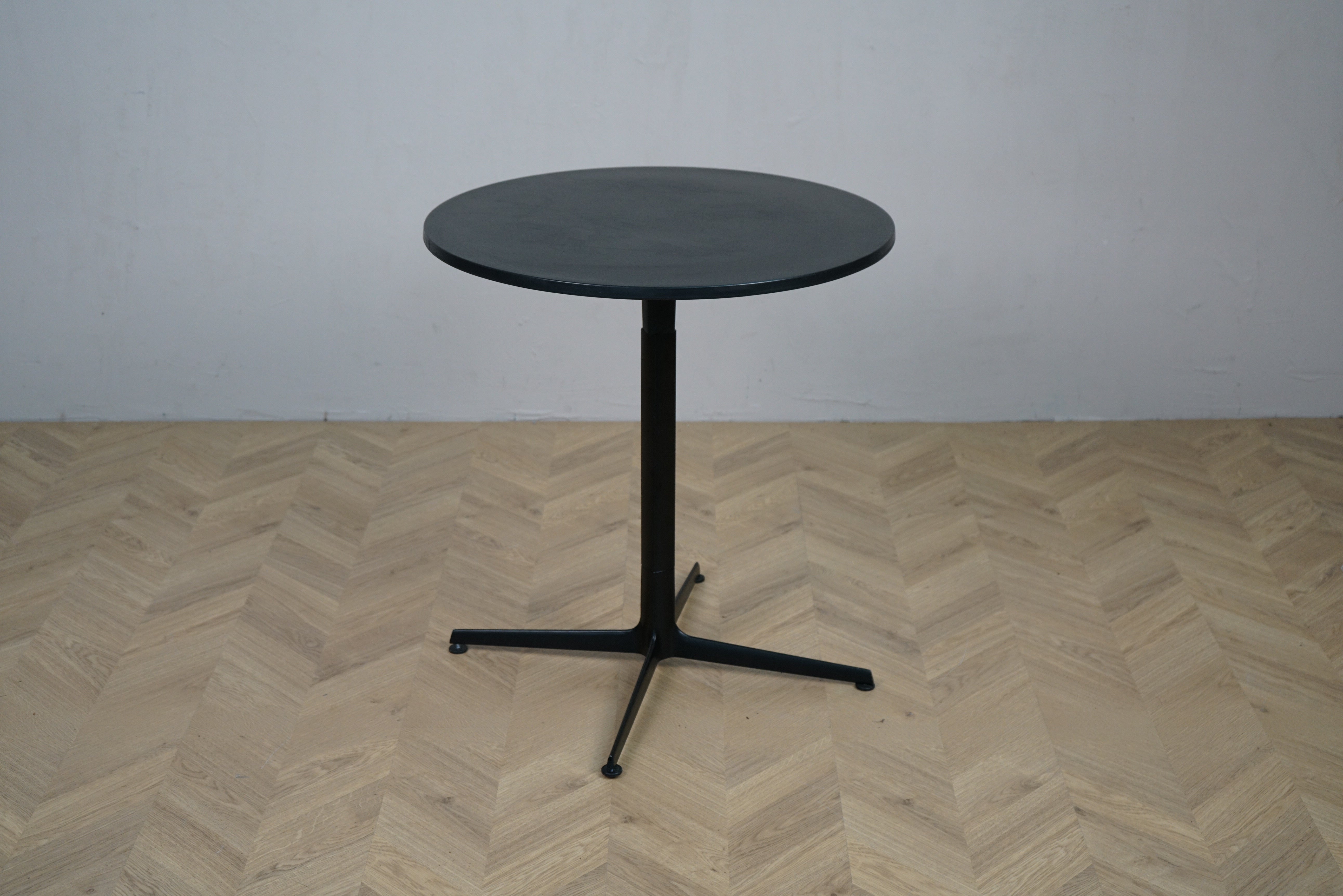 Arper Ginger cafébord i sort laminat set forfra