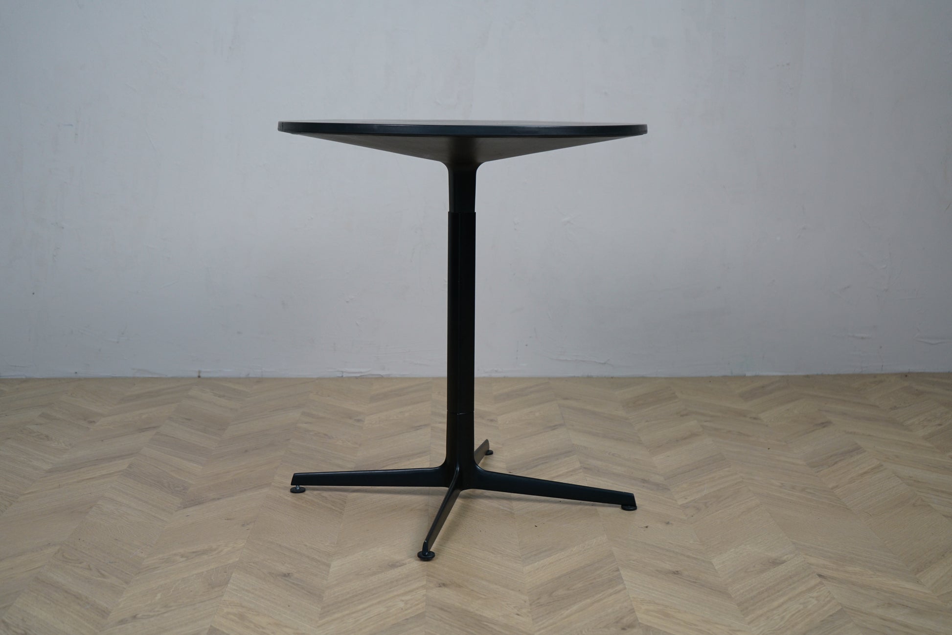 Arper Ginger cafébord i sort laminat set lige fra siden