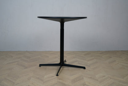 Arper Ginger cafébord i sort laminat set lige fra siden