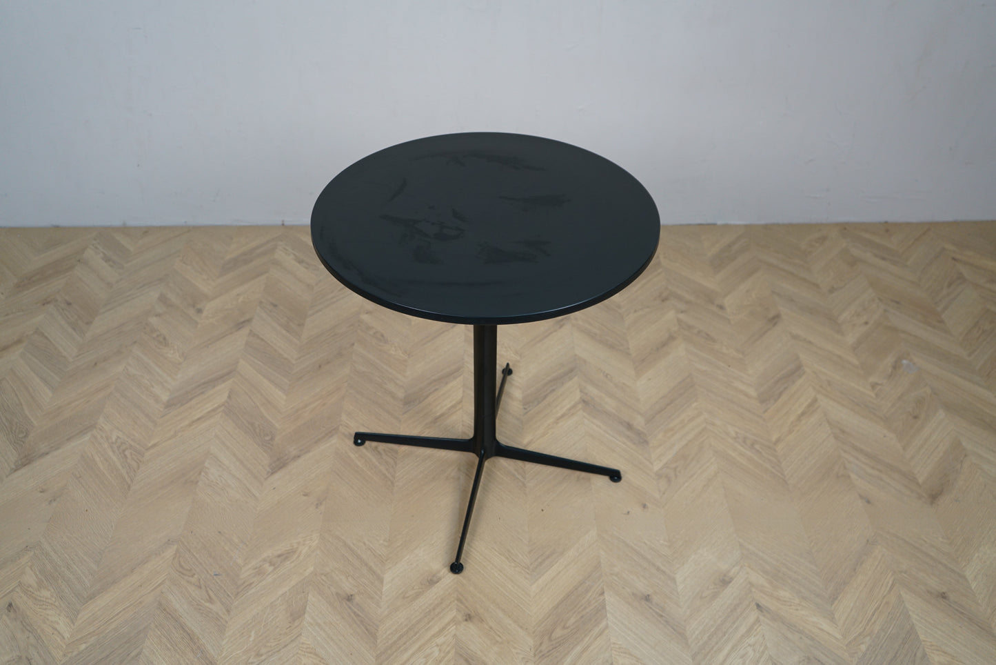 Rundt Arper Ginger cafébord i sort laminat set ovenfra