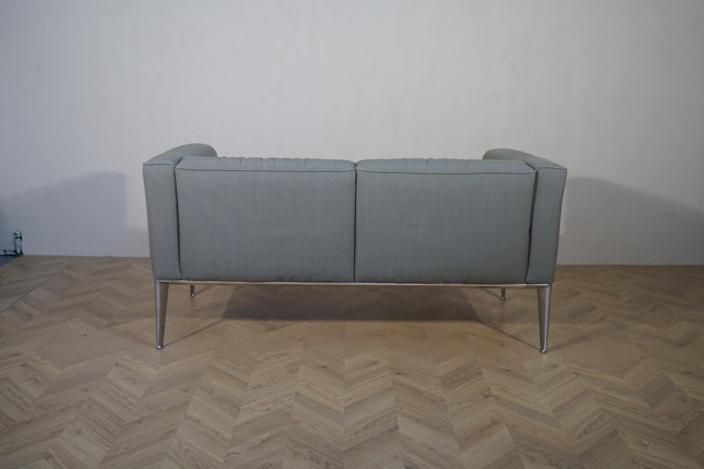 Arper Sean sofa set bagfra – stilrent design i grå stof og aluminium stel