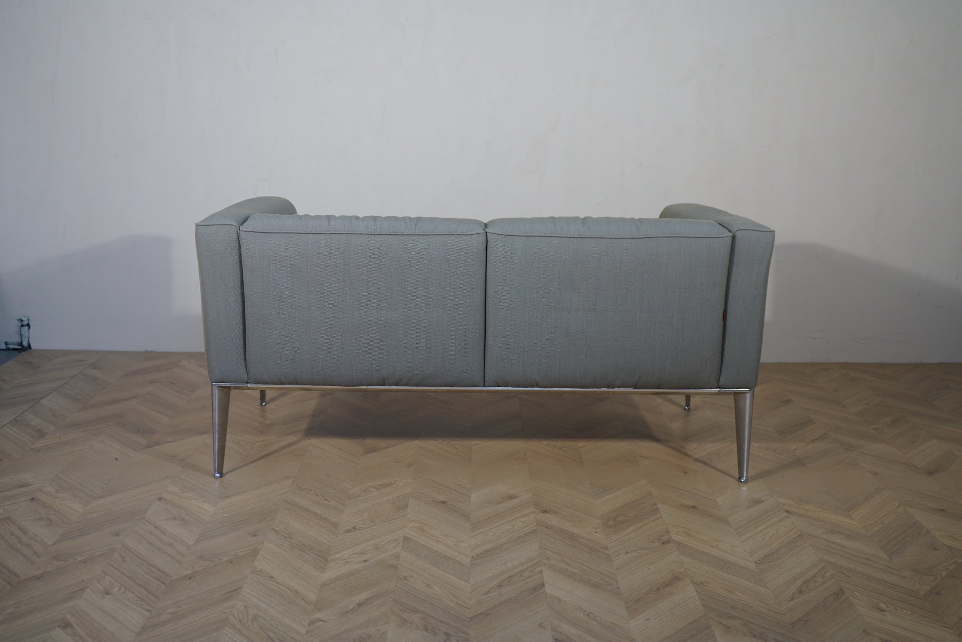 Arper Sean sofa set bagfra – stilrent design i grå stof og aluminium stel