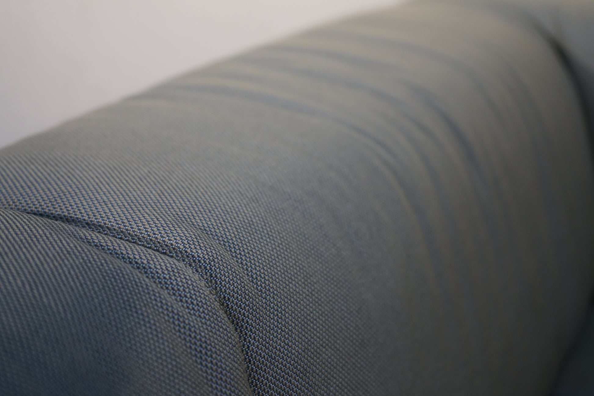 Close up af Arper Sean sofa – grå polstring og detaljer i aluminium stel