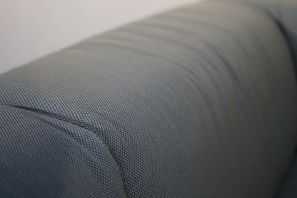Close up af Arper Sean sofa – grå polstring og detaljer i aluminium stel