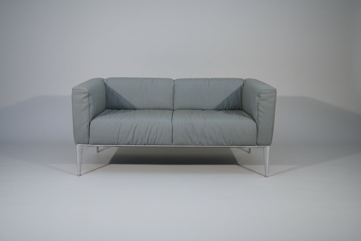 Arper Sean 2-personers sofa i grå med aluminium stel – set forfra
