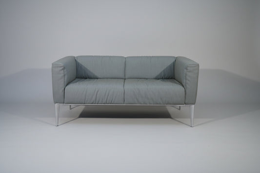 Arper Sean 2-personers sofa i grå med aluminium stel – set forfra