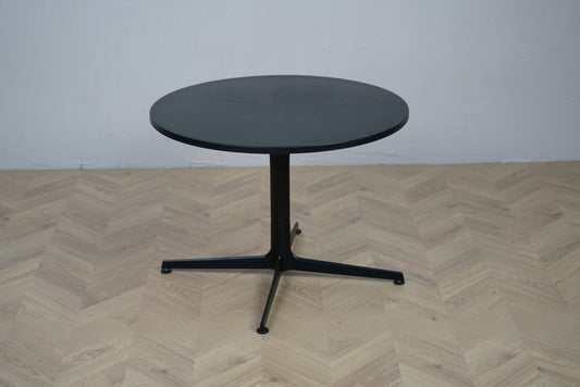 Arper rundt sofabord med sort bordplade og sort firpasfod set forfra
