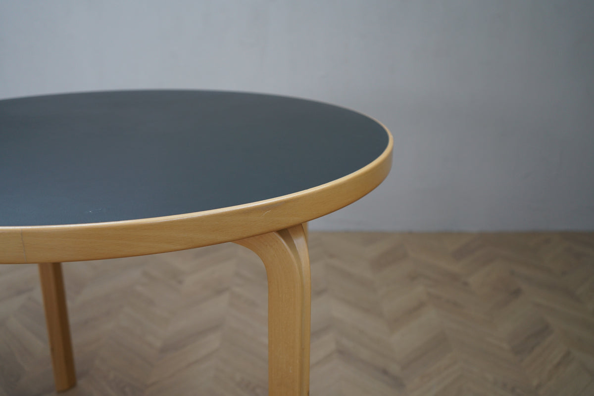 Close up af Artek Aalto 90A bord i birk med antracitgrå bordplade