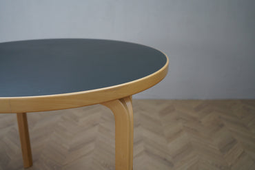 Close up af Artek Aalto 90A bord i birk med antracitgrå bordplade