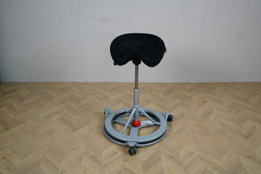Back App Smart 2.0 ergonomisk stol med sort Alcantara-sadel og mørkgråt stel set bagfra.