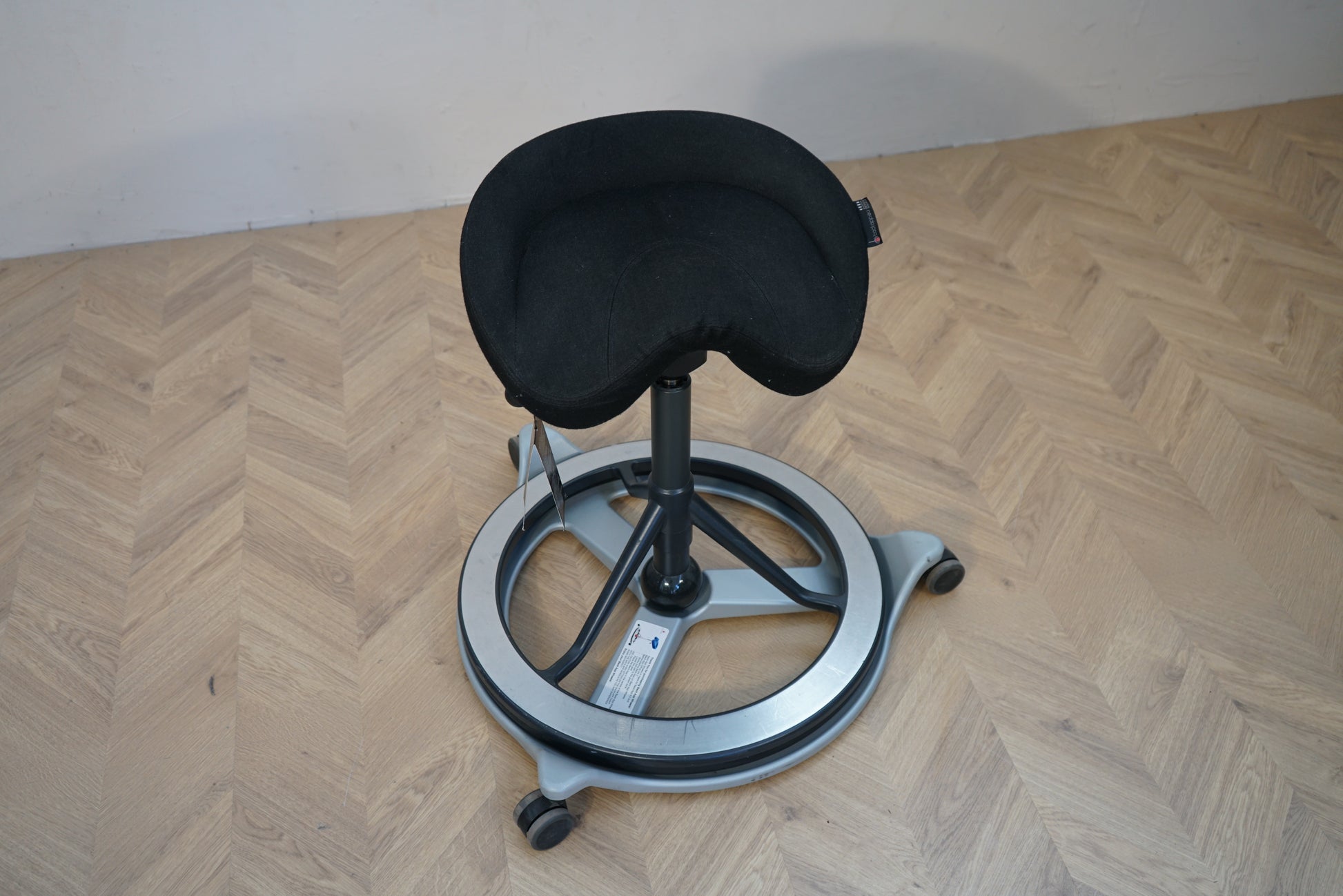 Detaljebillede af Back App Smart sadelstol med integreret fodring og balancefunktion.