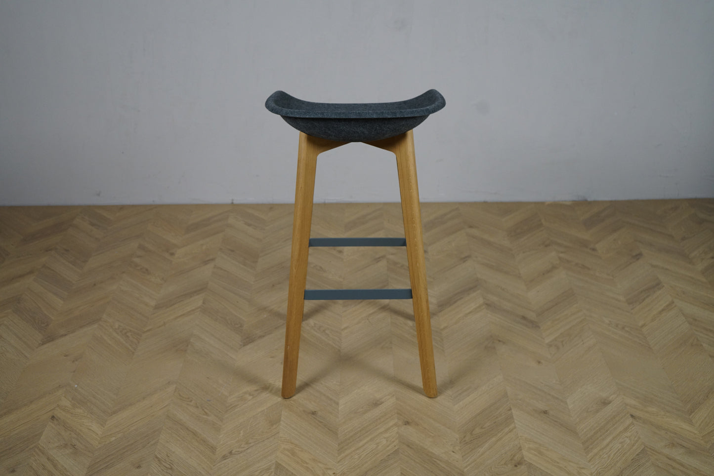 Højstol / barstol i skandinavisk design – gråt sæde og egetræsben set bagfra, 74 cm siddehøjde
