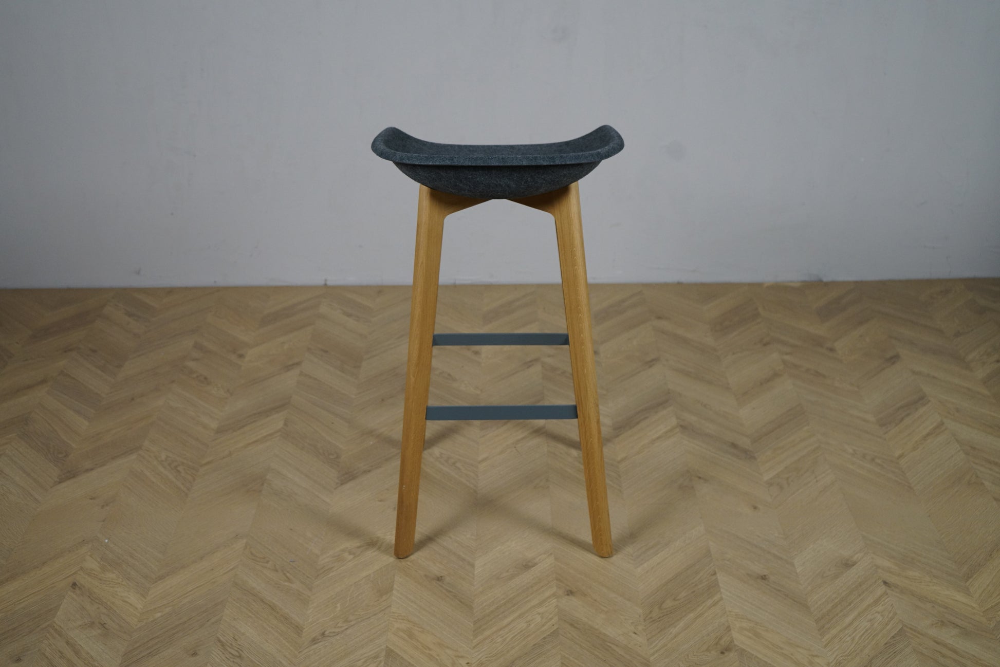 Højstol / barstol i skandinavisk design – gråt sæde og egetræsben set bagfra, 74 cm siddehøjde