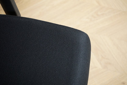 Nærbillede af BE sort kontorstols polstrede sæde