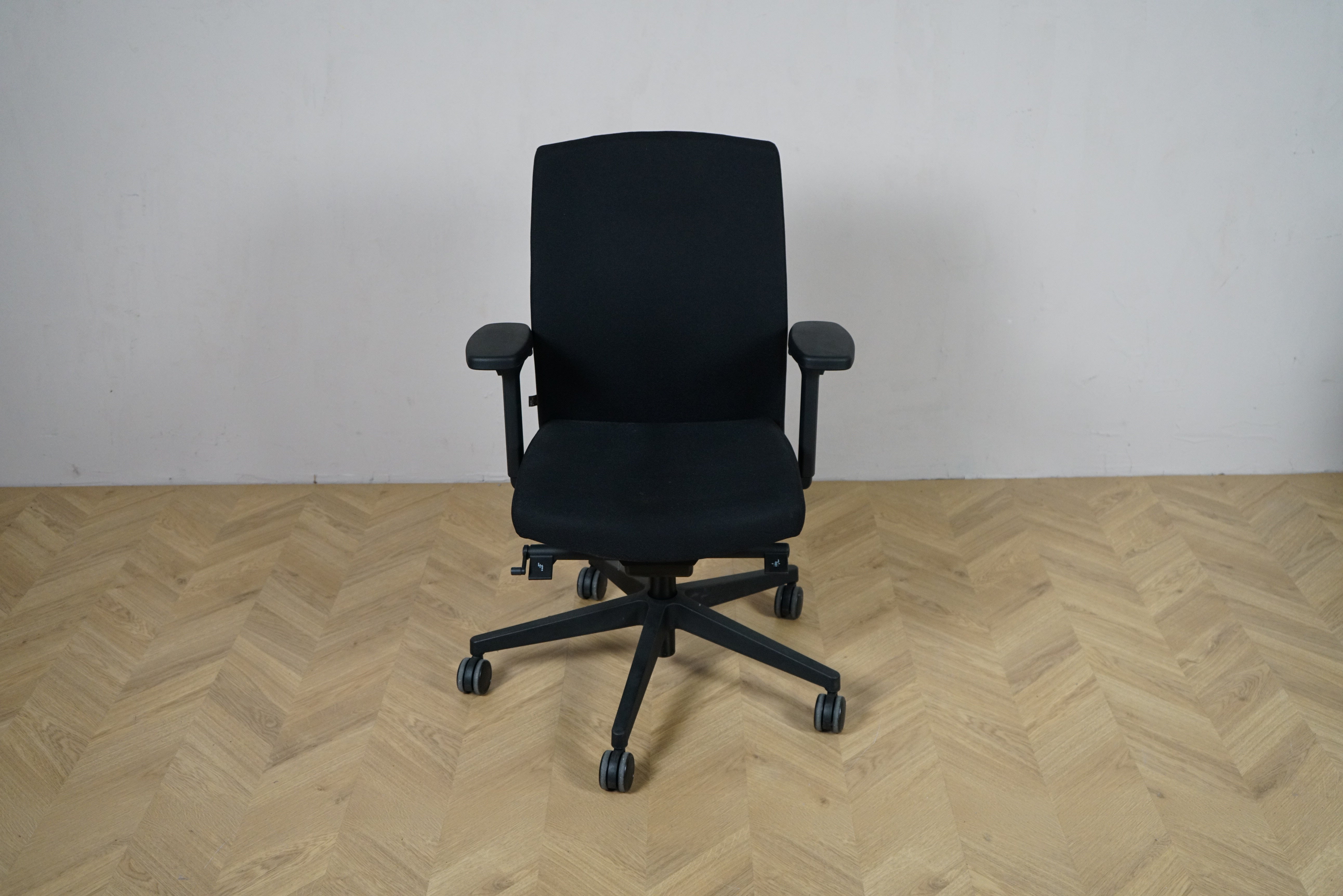 BE sort kontorstol set forfra med armlæn og polstret sæde