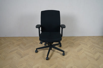 BE sort kontorstol set forfra med armlæn og polstret sæde