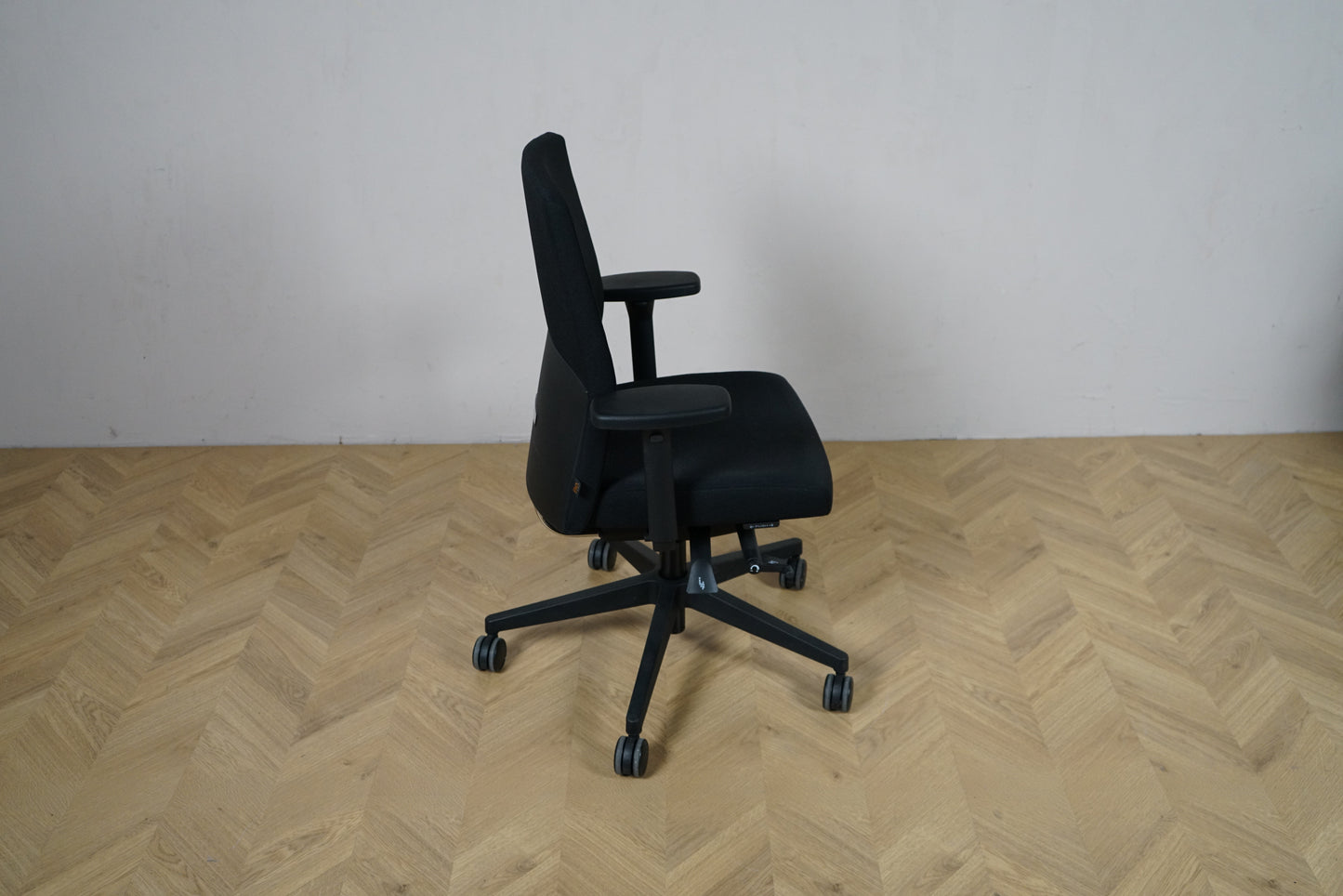 BE kontorstol set fra siden med ergonomisk ryg og armlæn