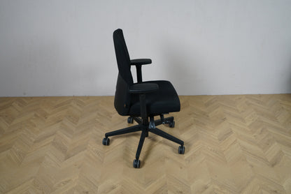 BE kontorstol set fra siden med ergonomisk ryg og armlæn