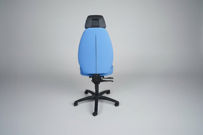Blå kontorstol med høj ryg set bagfra, designet til god støtte af øvre ryg og skuldre.